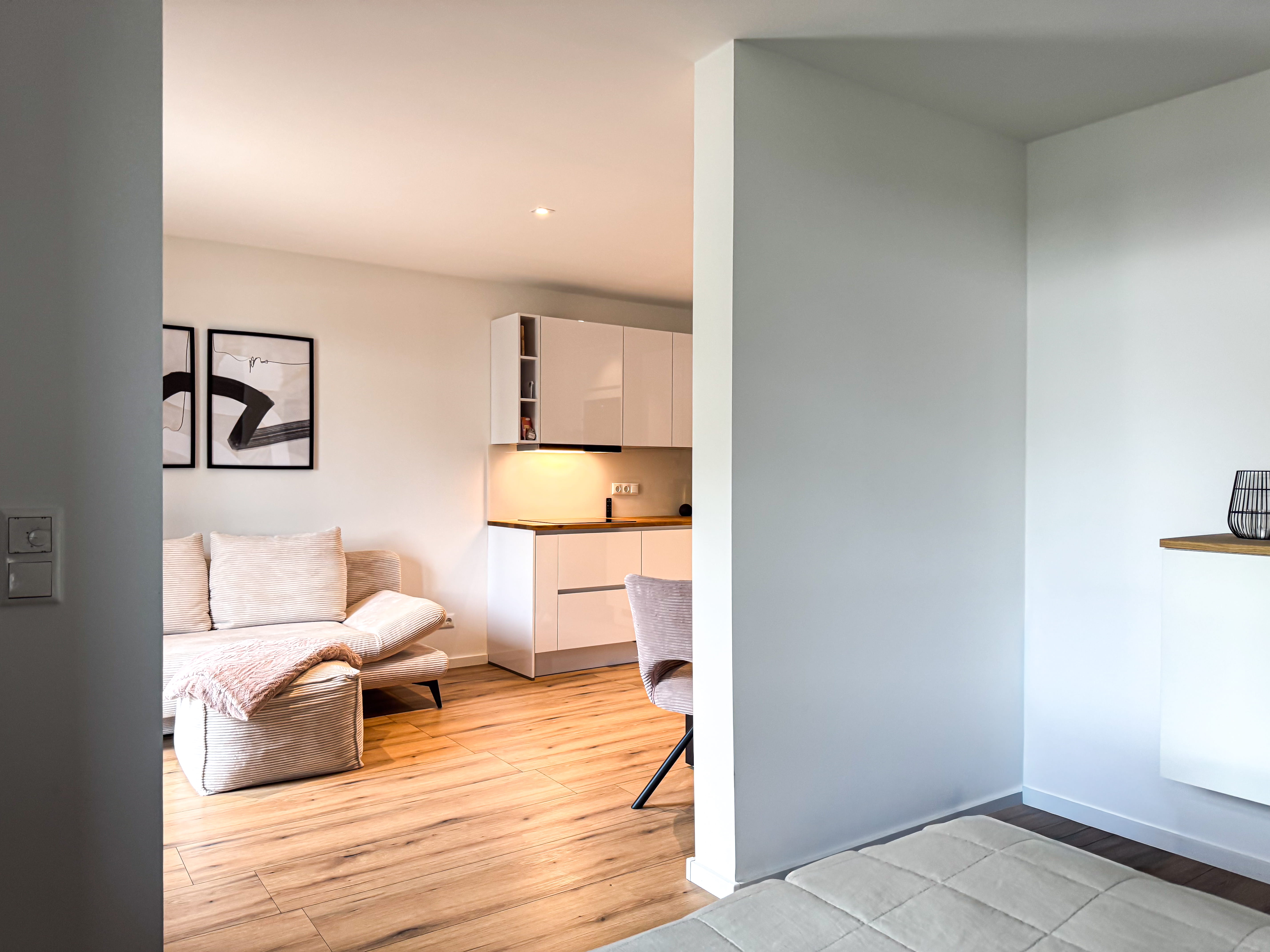 kleine Sitzecke mit Smart TV und Spielekonsole