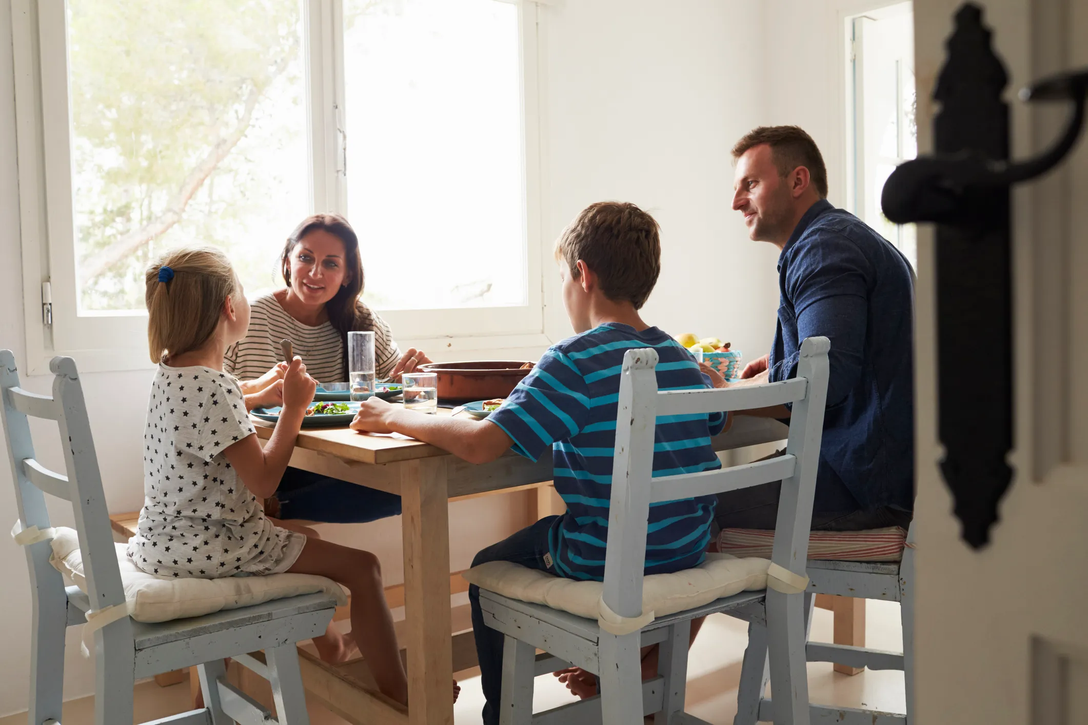 iStock 638922388 EL FamilyHavingMealAtTable