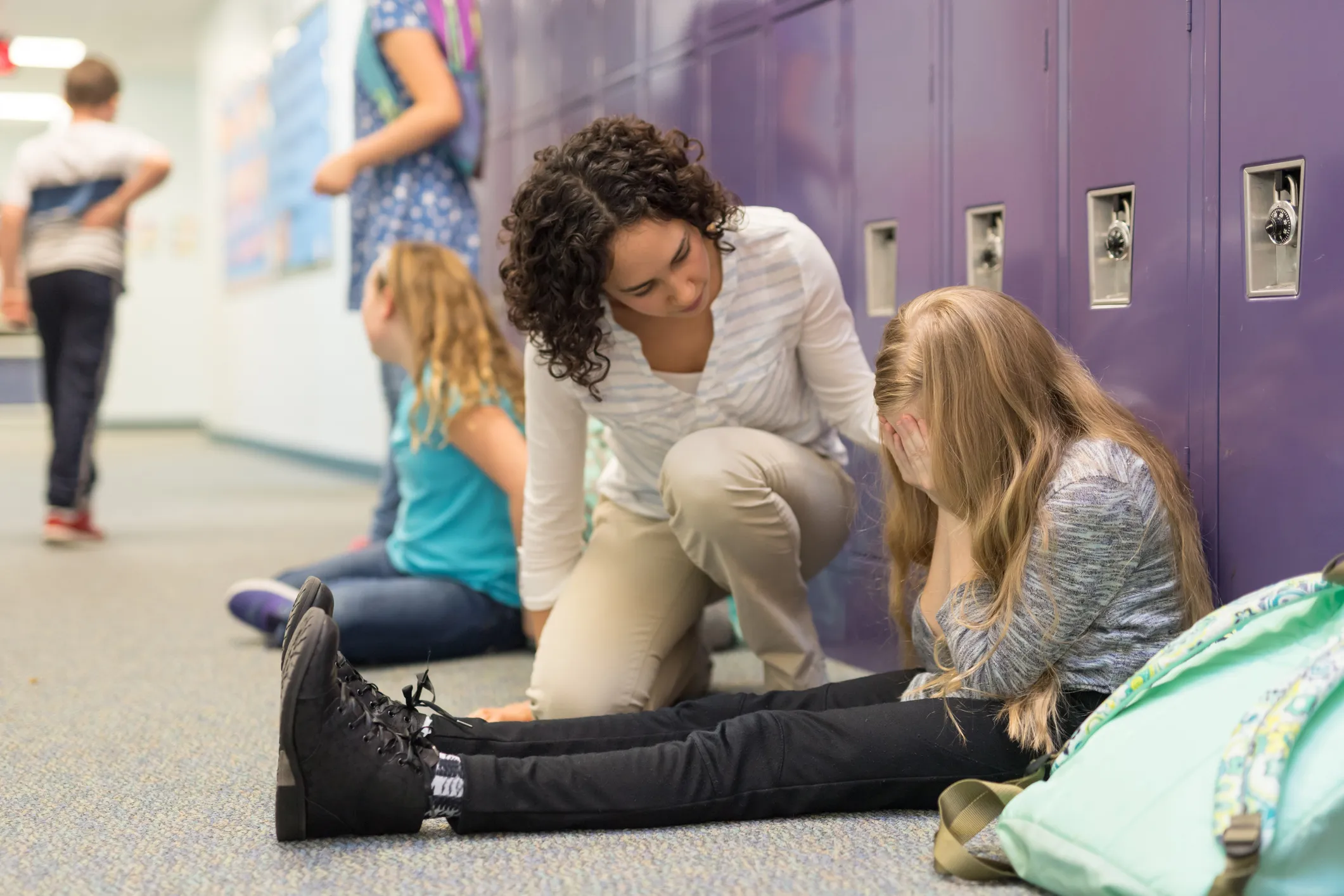 iStock 1158306765 Elem TeacherHelpingStudentByLockers