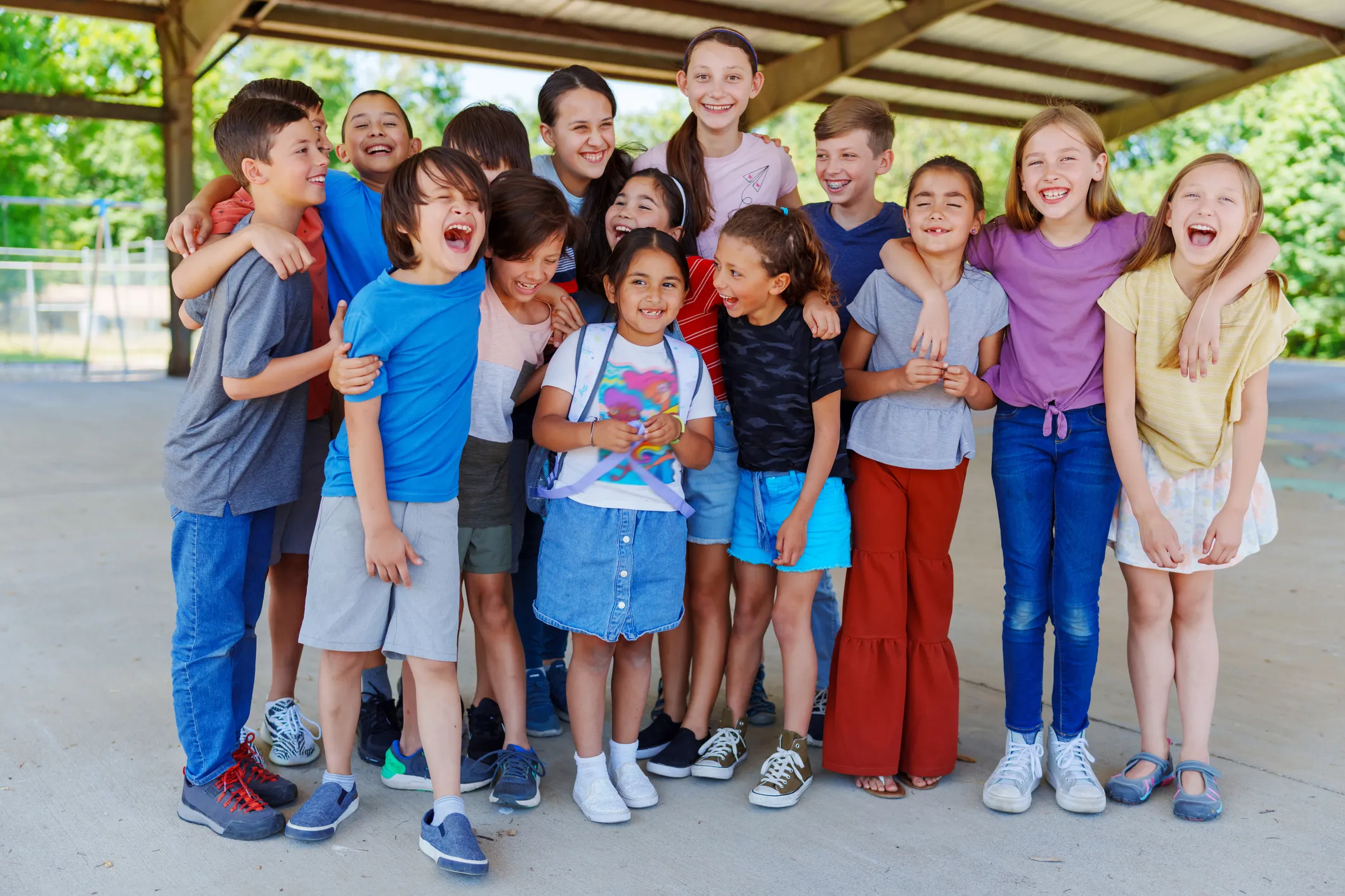 iStock 1554384037 Elem LargeGroupOfStudentsOutside