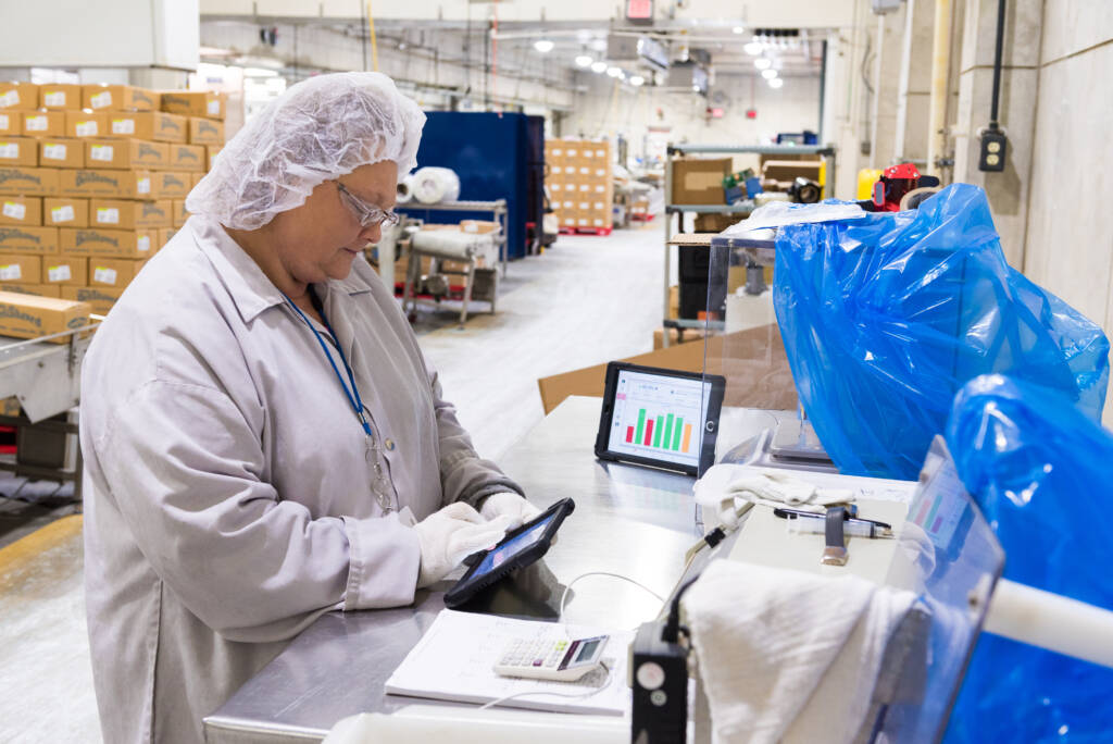 Ein Mitarbeiter an der Front verwendet Redzone, um die 5 Warum zu implementieren.