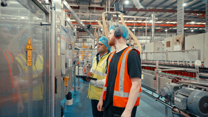 2 employees staring at a screen