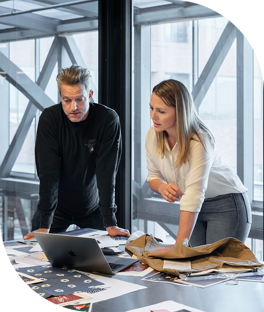 2 business people working together