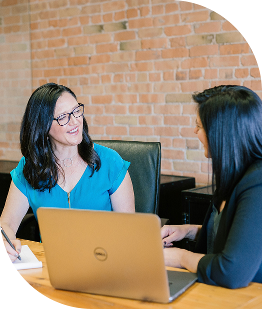 2 business women working together