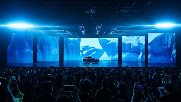 ZEEKR 8X panoramic kinetic LED stage with red vertical lighting and cinematic reveal environment