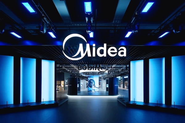 Midea IFA Berlin 2025 booth thumbnail — kinetic LED pivot door at exhibition entrance