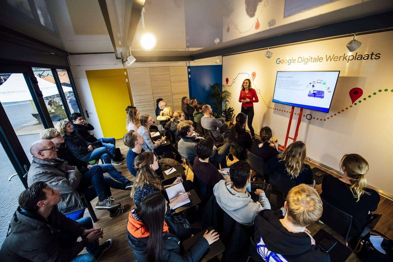 Lernen beim Google Digital Workshop in einem erweiterbaren Trailer