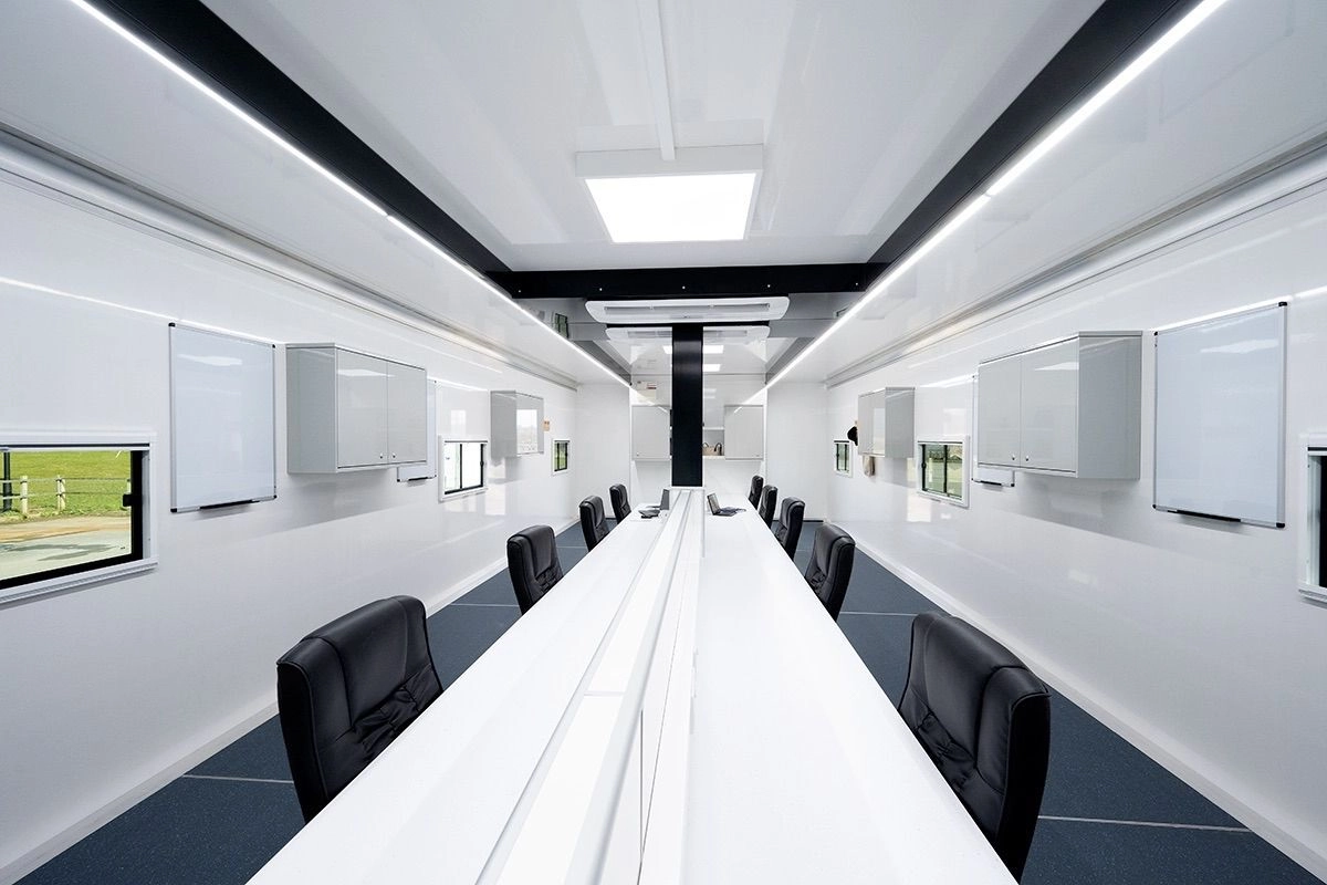 Im erweiterbaren Hightech-Kontrollraum der fortschrittlichen mobilen Befehlseinheit