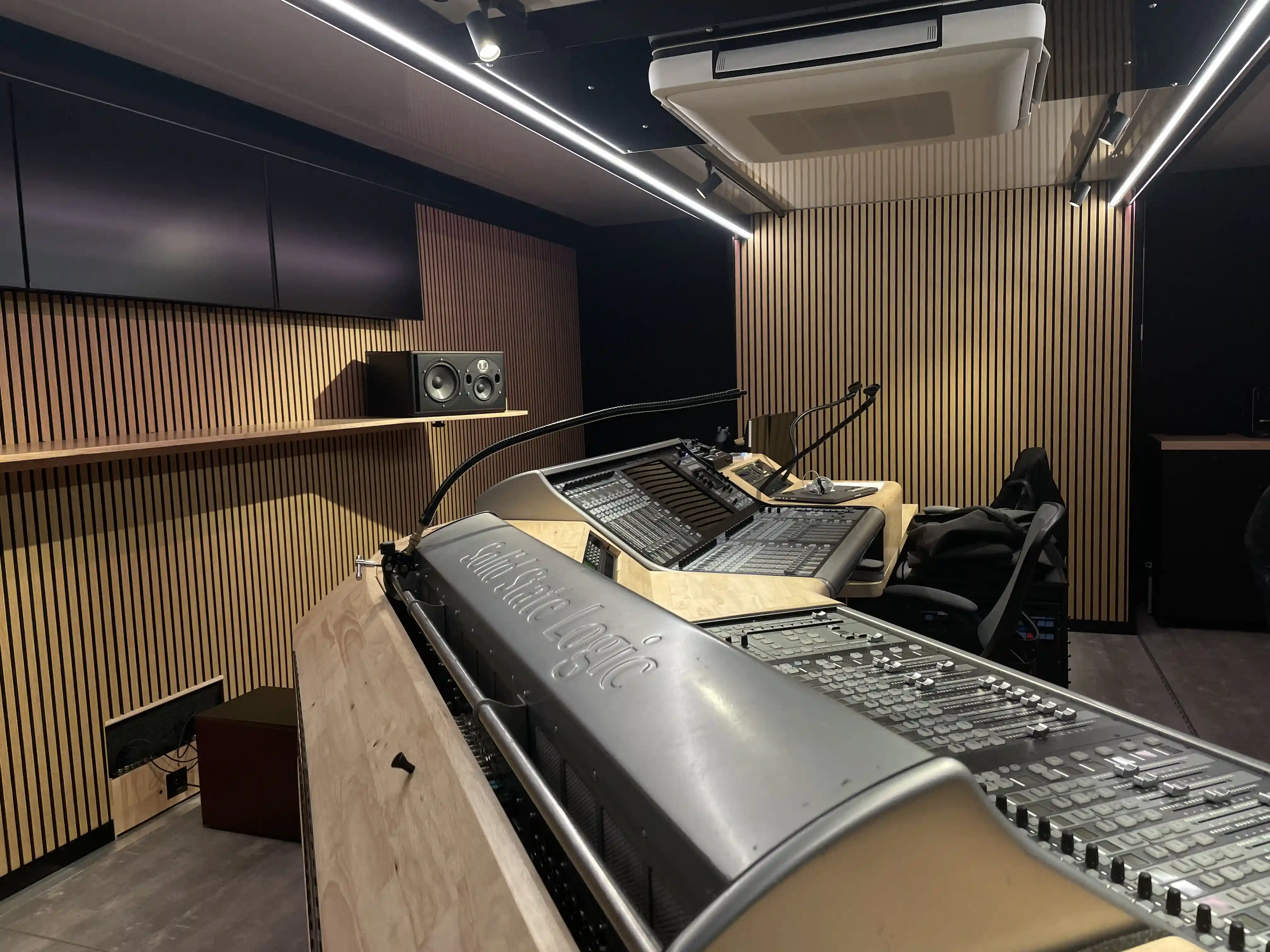 Innenraum eines Studios in einem erweiterbaren mobilen Podcast-Studio.