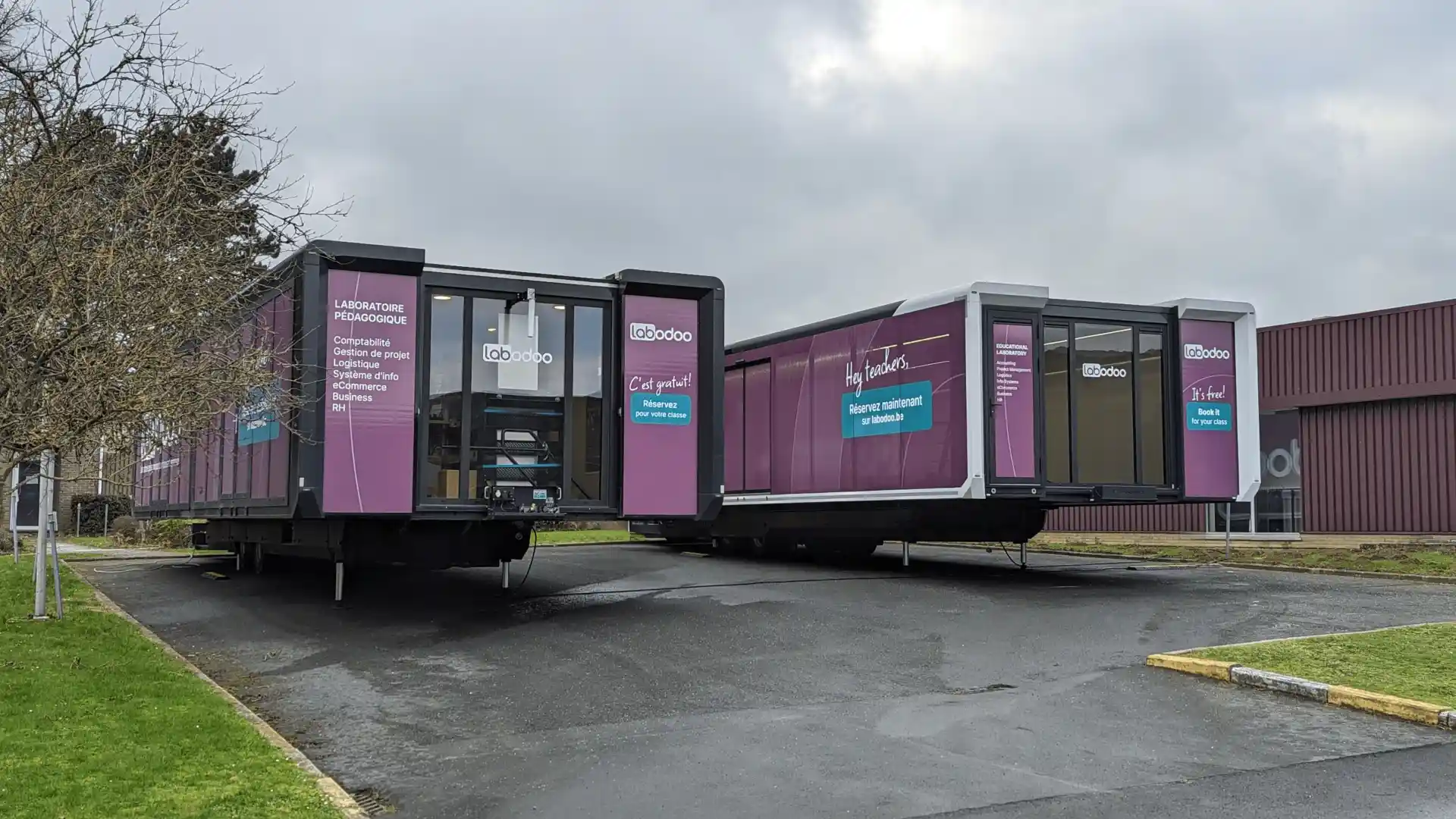 Vista frontal del tráiler expandible LaBodoo de Odoo con puertas abiertas, que invita a los estudiantes a una experiencia única y práctica de aprendizaje de ERP