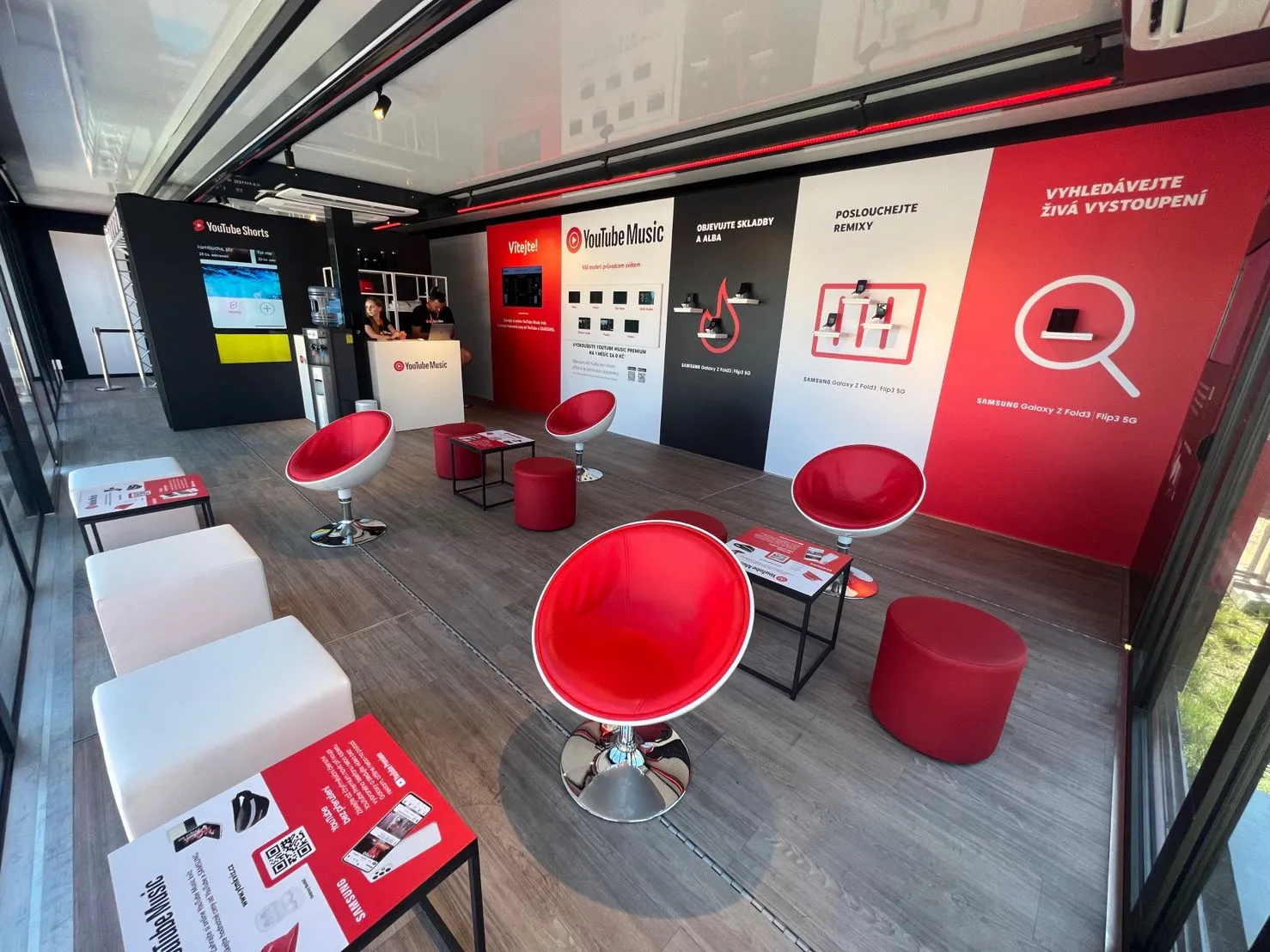 Im Inneren einer Veranstaltung mit dem Trailer zur Markenaktivierung