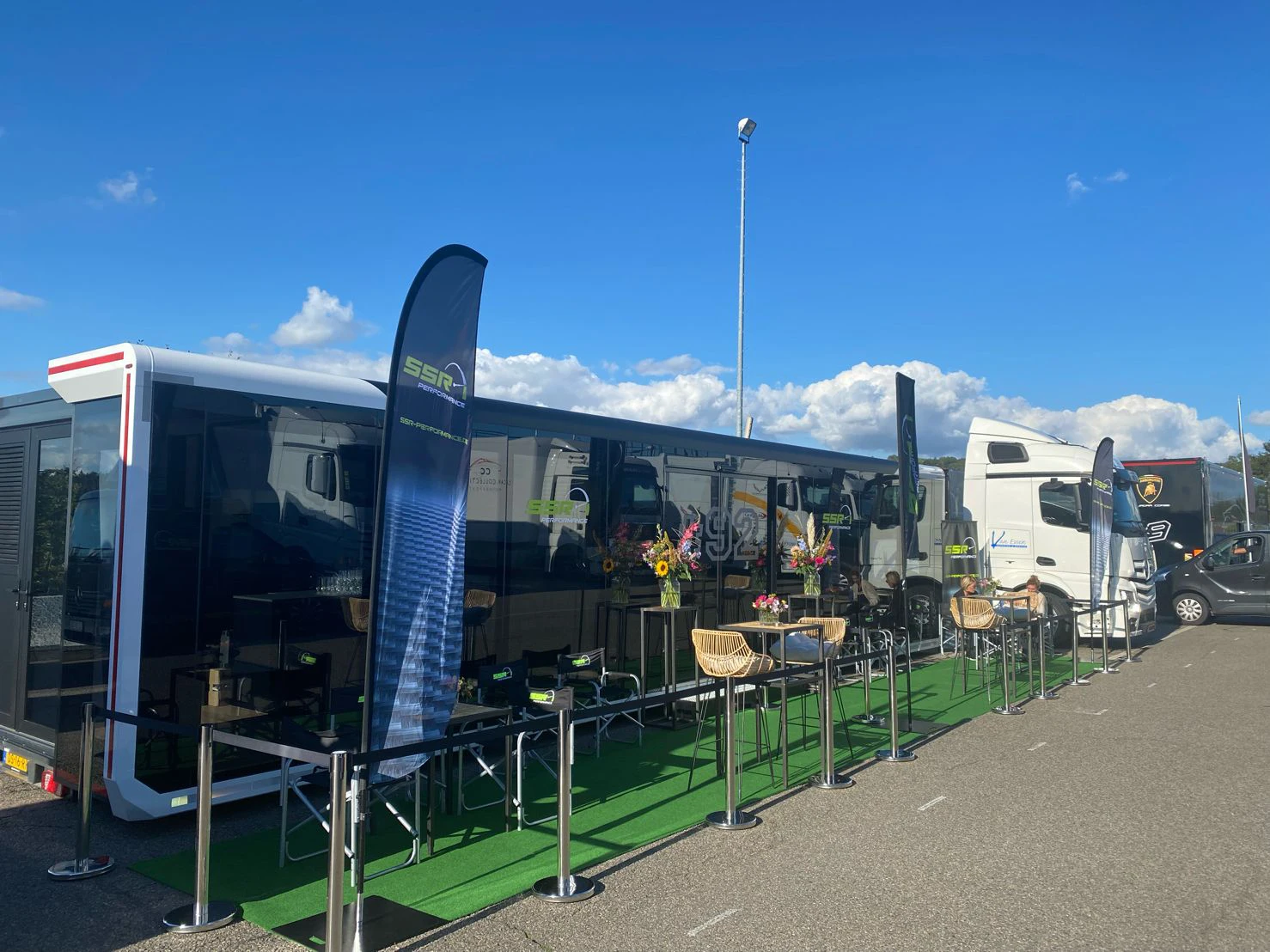 Außerhalb eines mobilen Küchenanhängers, in dem Essen zubereitet wird