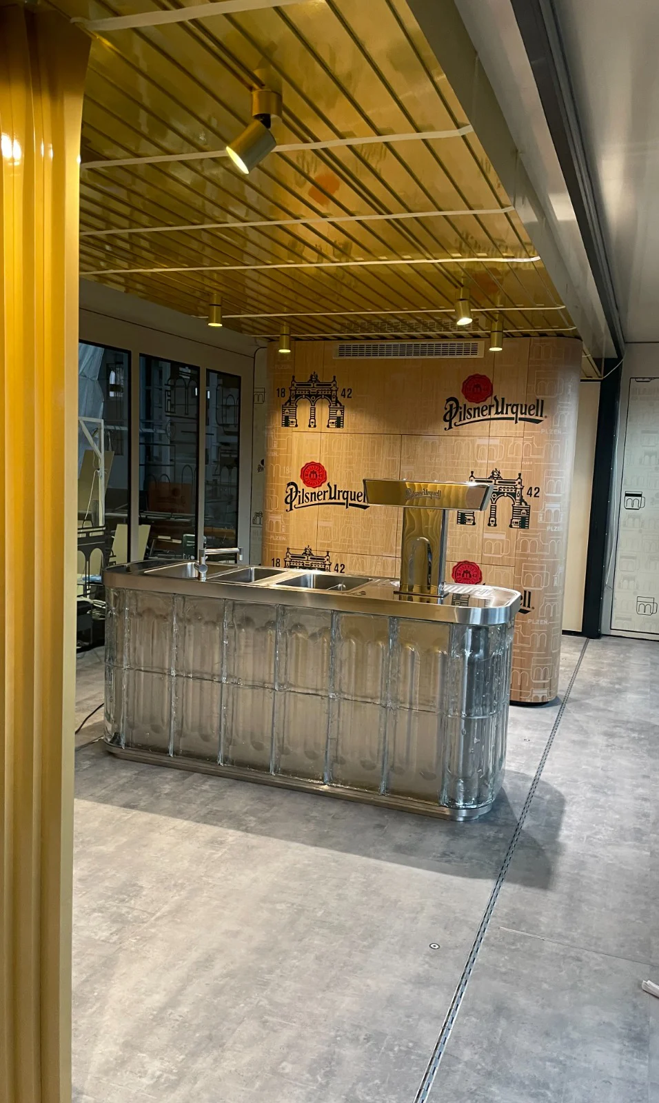 Im Inneren eines Trailers zur Markenaktivierung mit Werbung für ein Bier