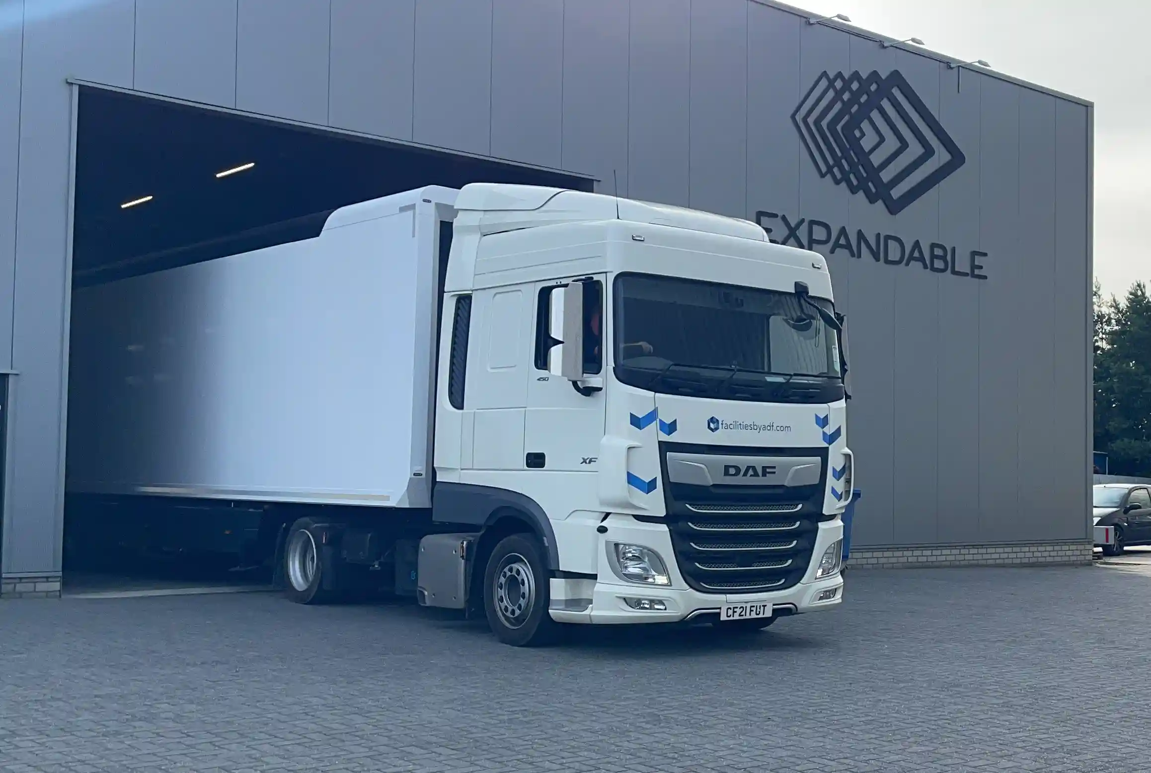 Un tráiler del set de una película transportado en un camión