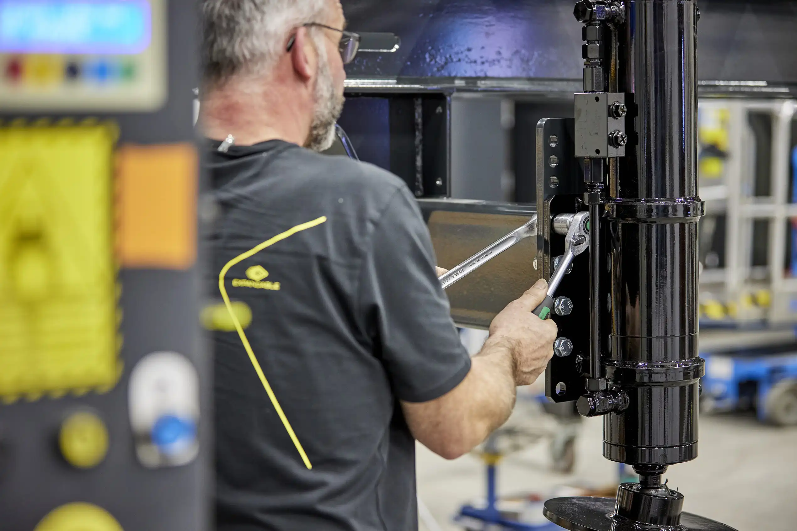 Een trailermonteur die werkt aan een chassis van een Expandable Trailer