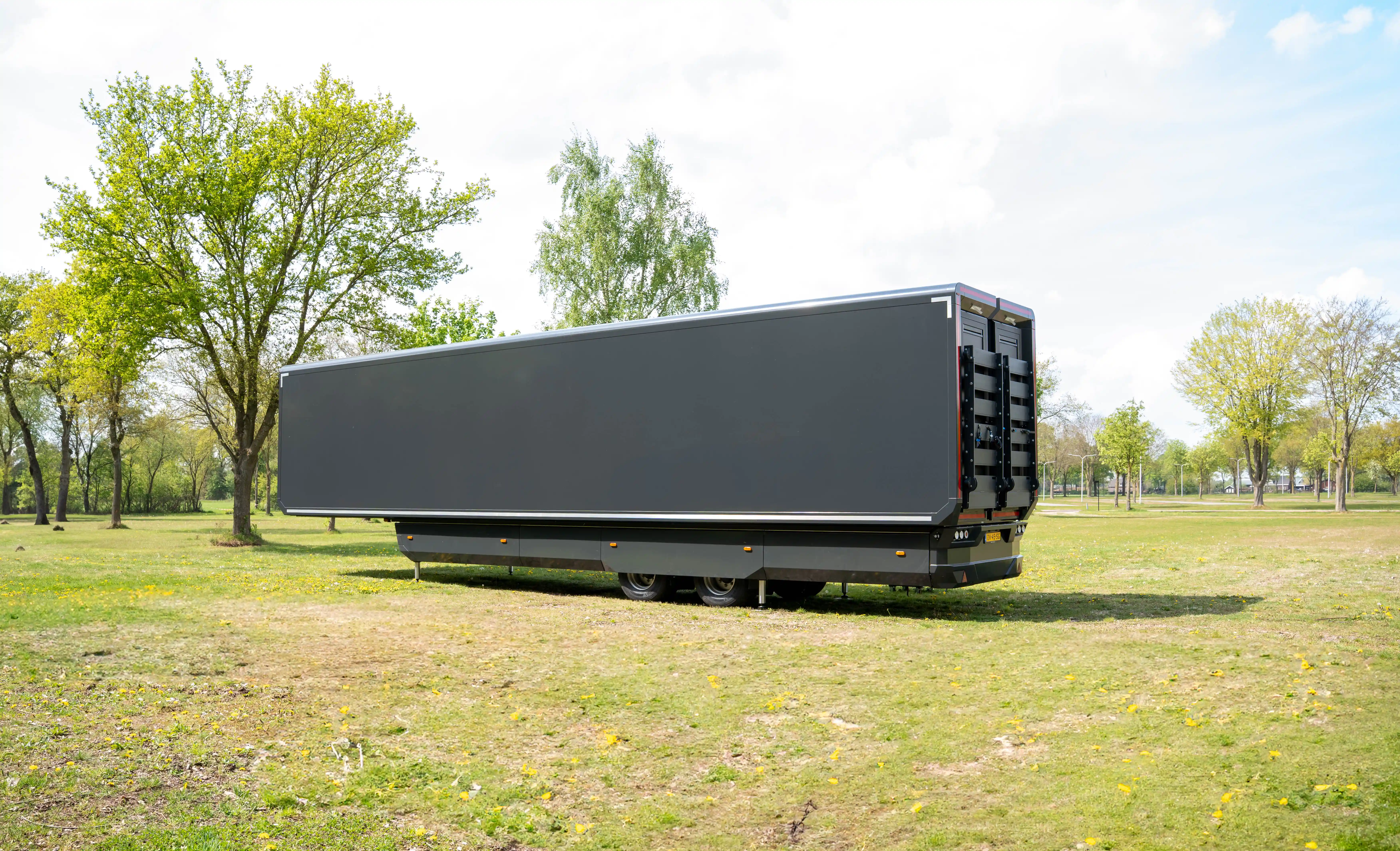 Vista interior del tráiler móvil personalizable de comando y análisis