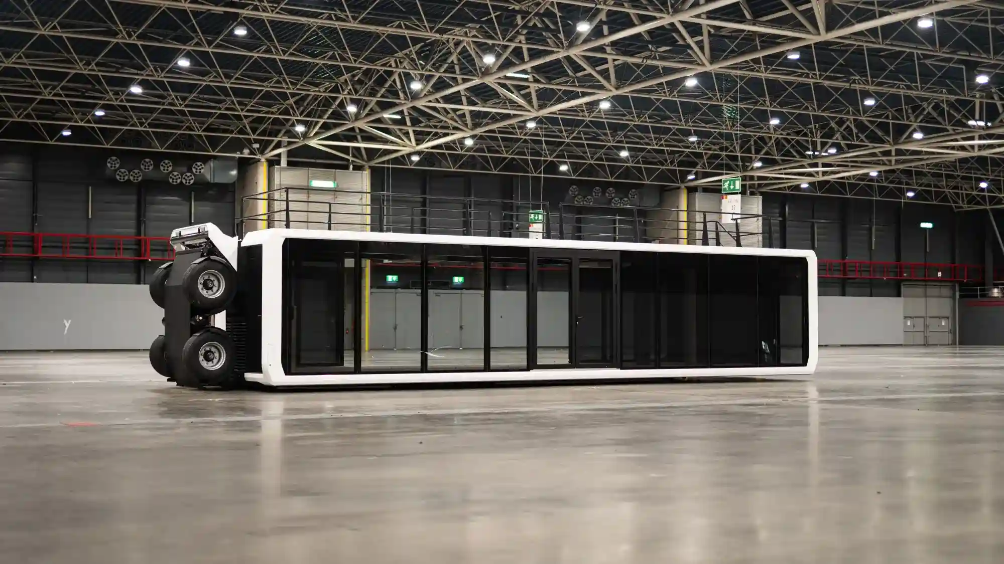 Vue intérieure du laboratoire avec bancs et équipement de sécurité chimique