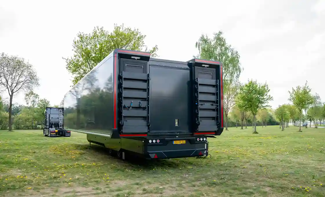 Spacious and customizable mobile library bringing books anywhere