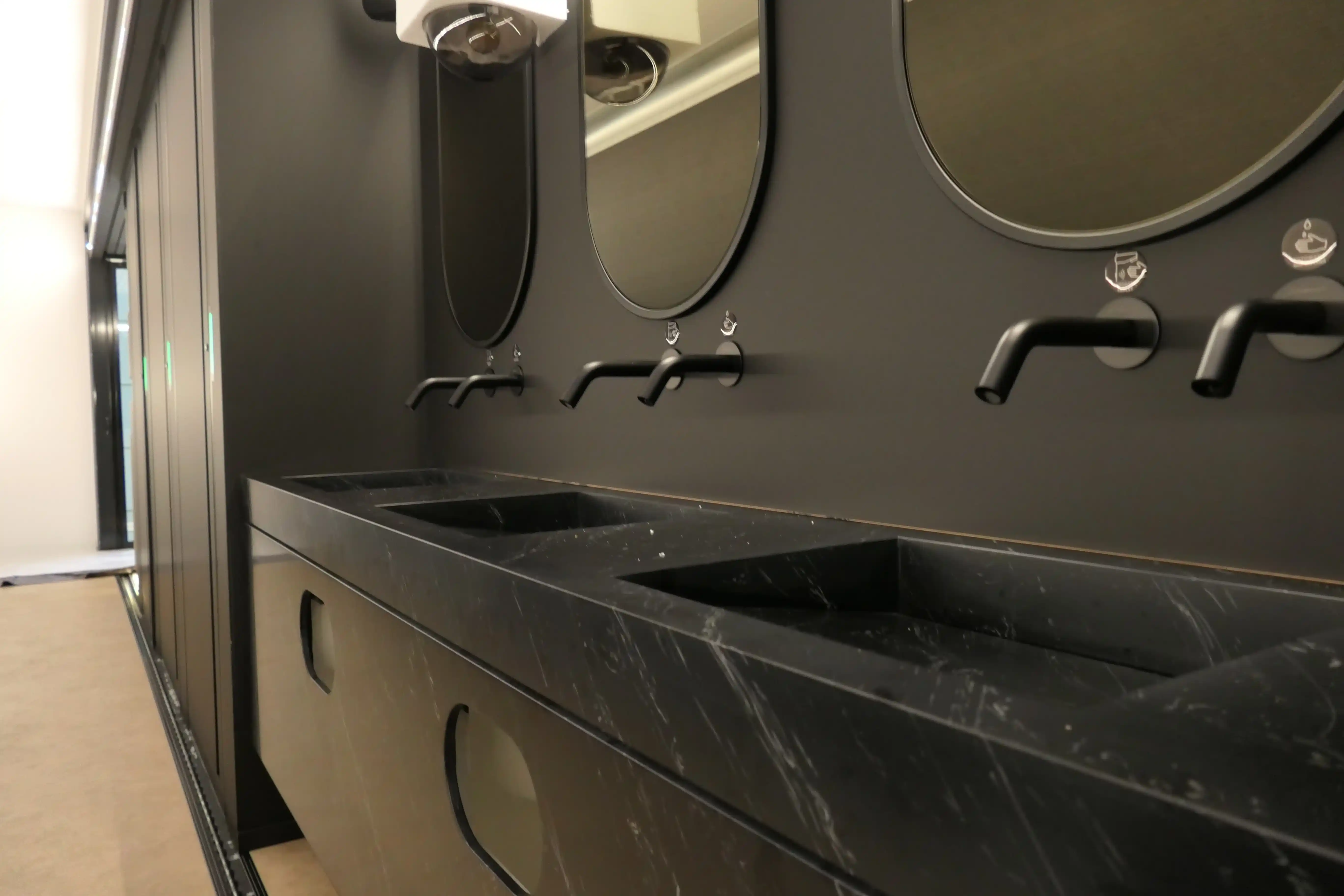 Base de remorque de toilettes mobile durable et résistante aux intempéries, conçue pour un transport facile et une installation rapide à travers l'Europe