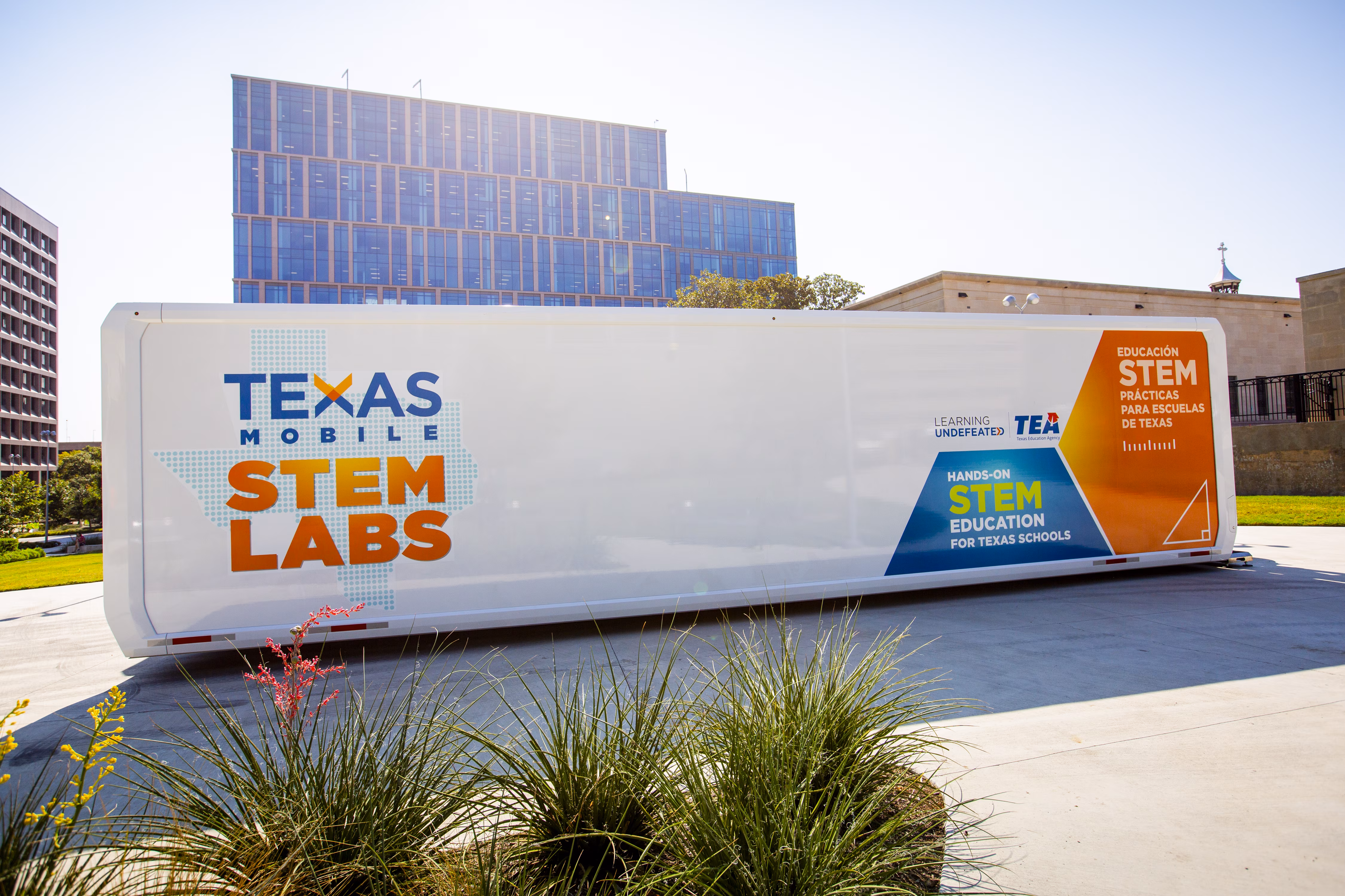 A mobile classroom trailer parked outside a building, branded with 'labodoo,' a pedagogical laboratory for future entrepreneurs.