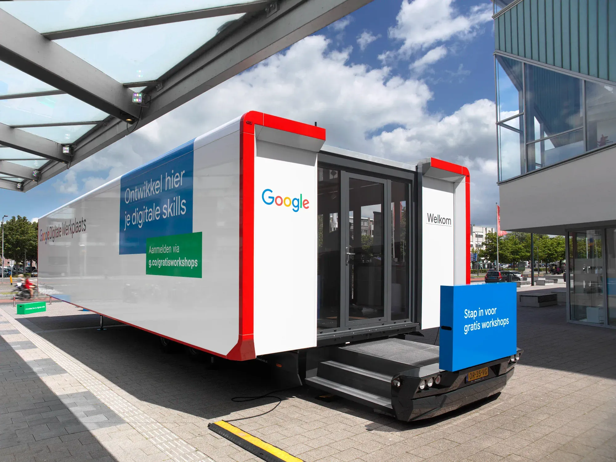 Das Innere eines erweiterbaren Marketing-Trailers für ABB