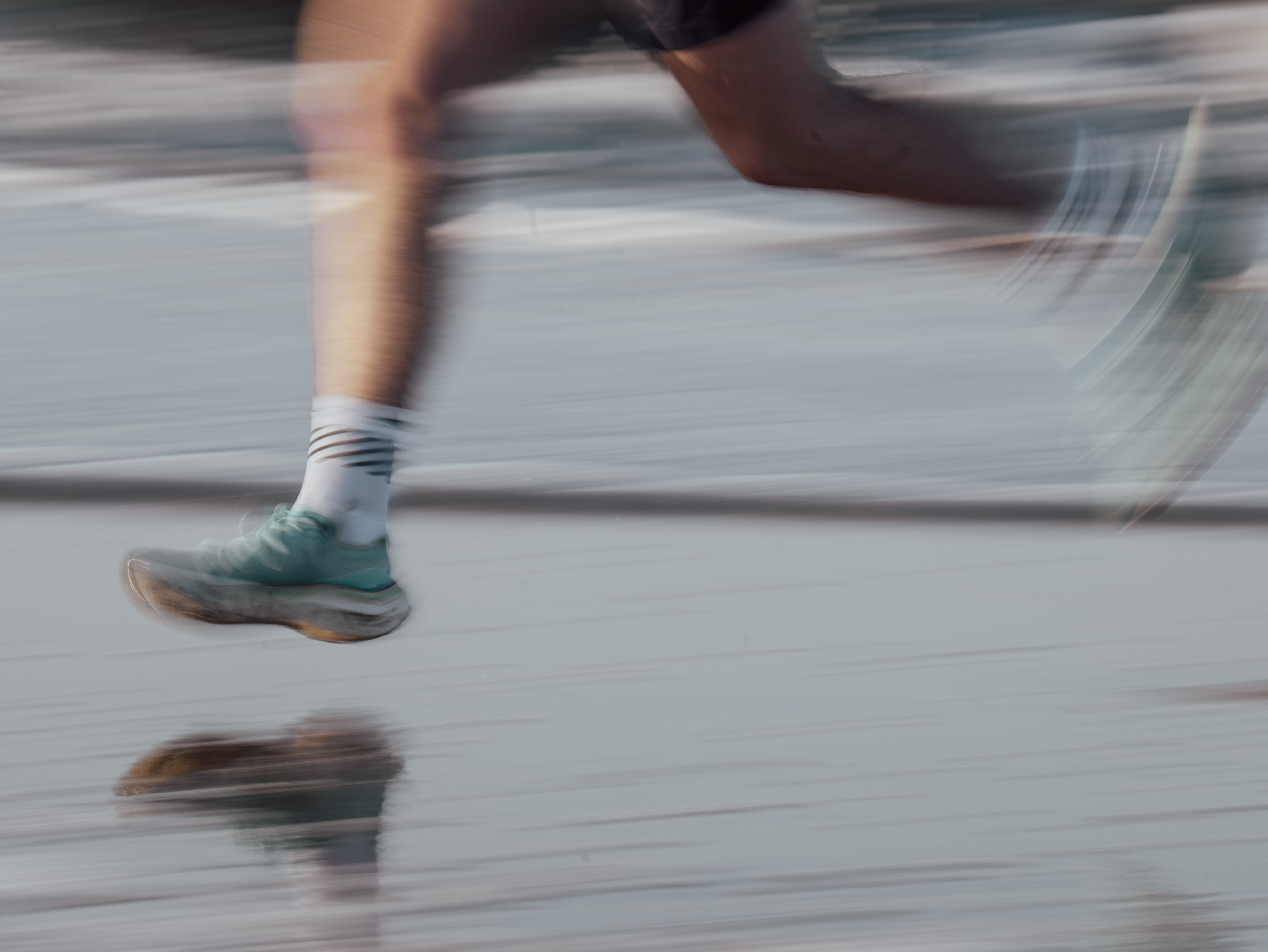 Dynamic picture of blurred feet whilst running | SCIPIO