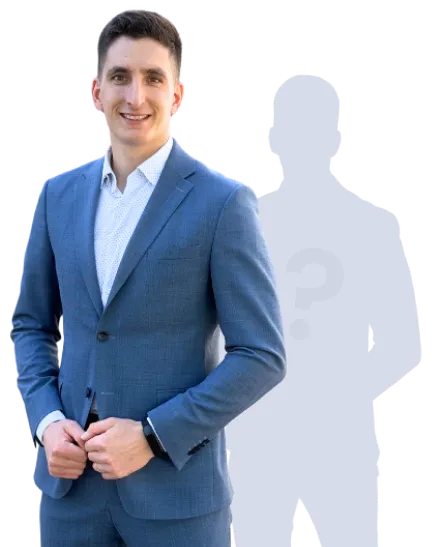 Muž v modrém obleku se usmívá a zapíná sako, vedle něj je kontura osoby s otazníkem.