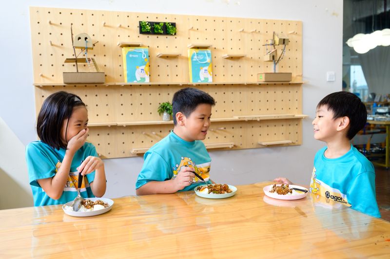 Children eating lunch together at Agora Student Care