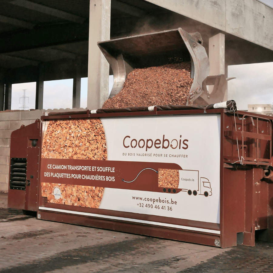 Benne du camion que l'on charge de plaquettes bois