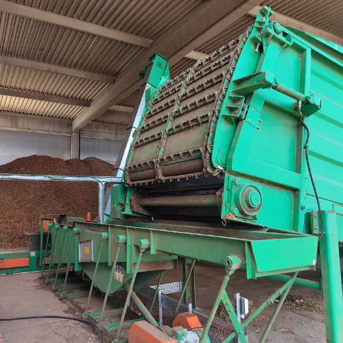 Machine qui crible une dernière fois le bois