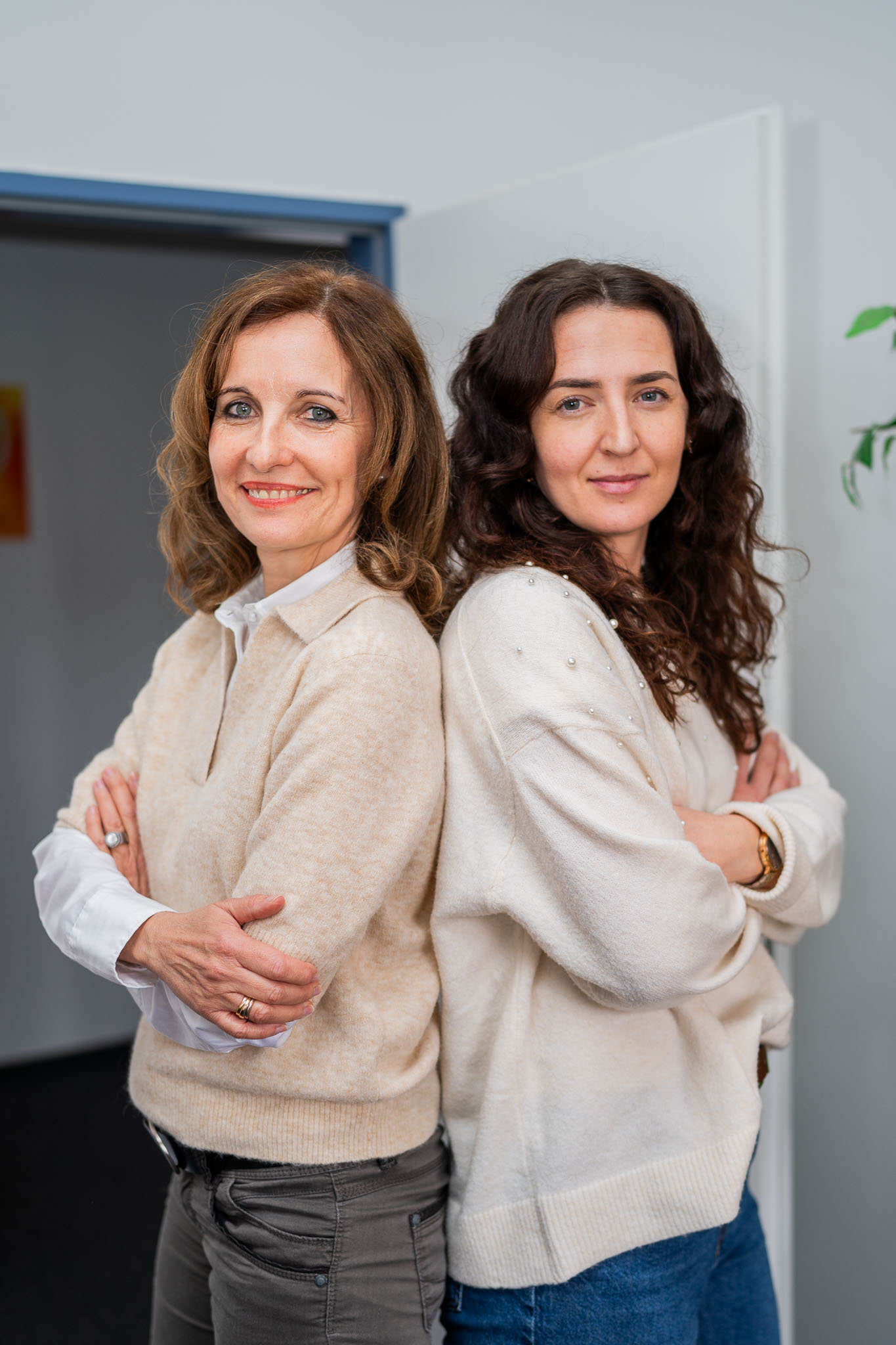 Zwei Mitarbeiterinnen von connect IT-solutions in Darmstadt