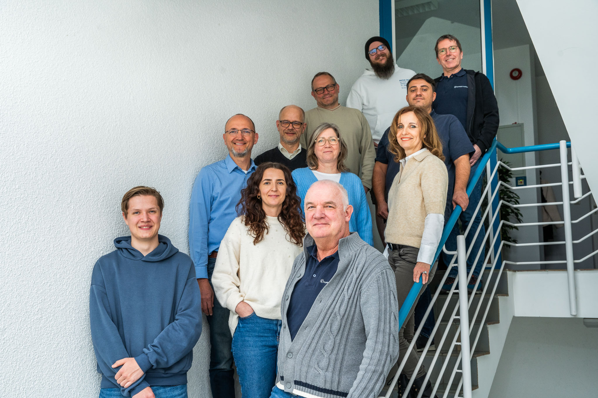Das Team von connect IT-solutions GmbH im Treppenhaus in Darmstadt
