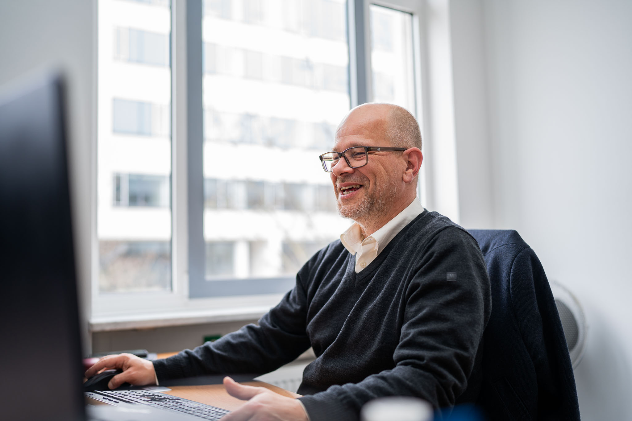 IT-Berater von connect IT-solutions im Gespräch am Arbeitsplatz