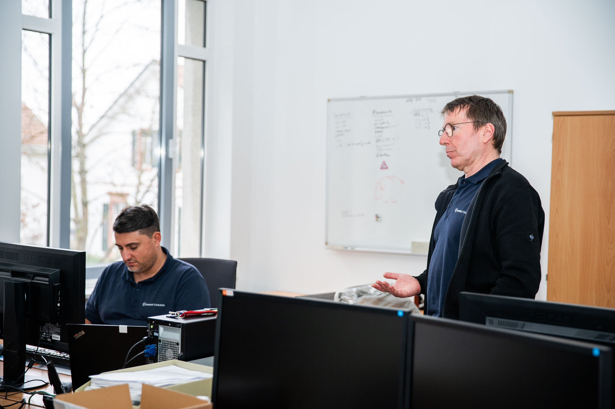 IT-Techniker von connect IT-solutions bespricht Online-Terminkalender im Büro Darmstadt