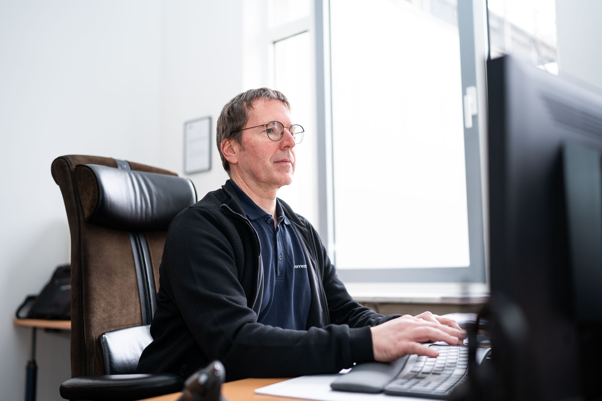 IT-Berater von connect IT-solutions beim Support am Arbeitsplatz