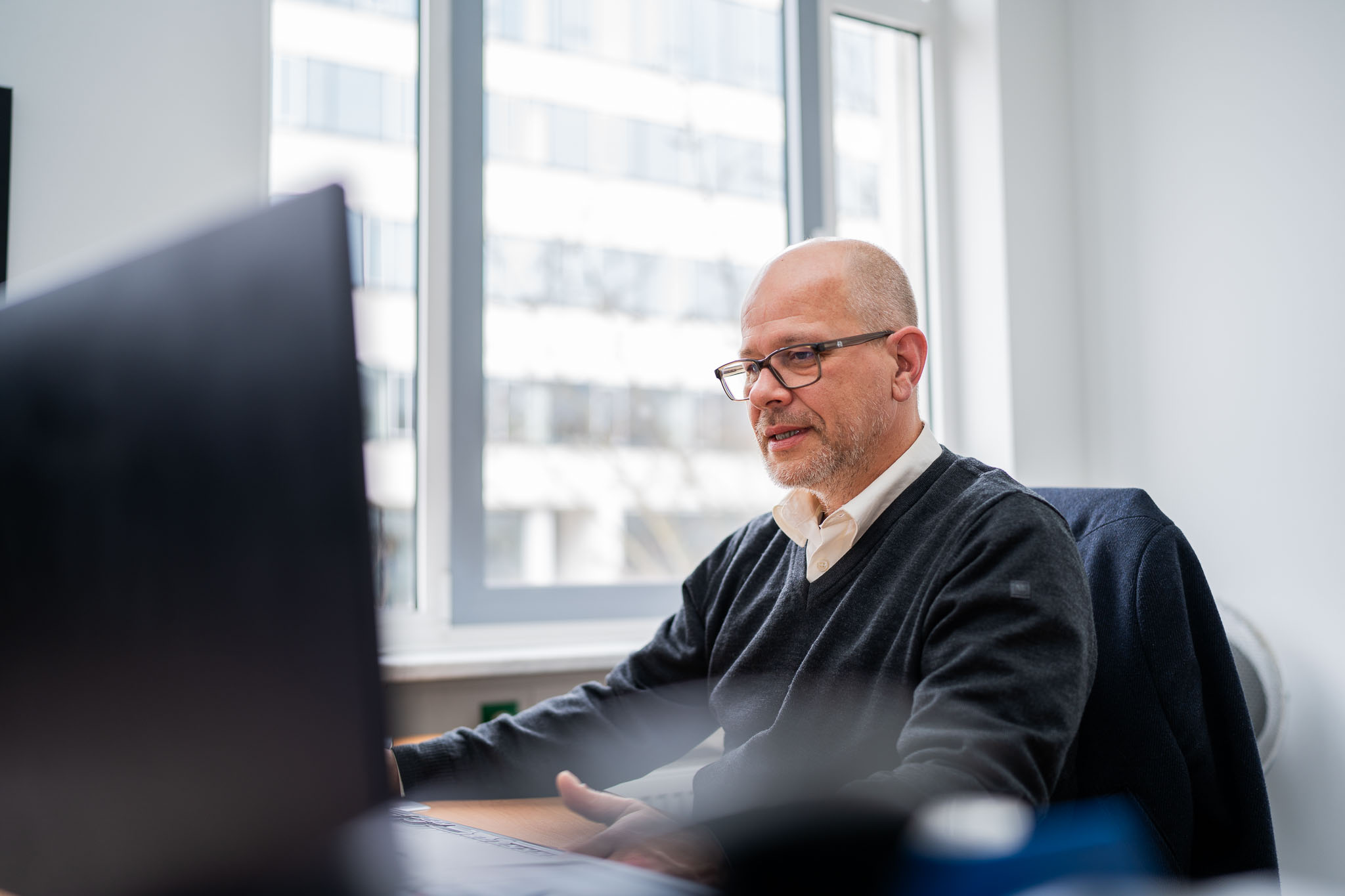 IT-Berater von connect IT-solutions arbeitet am Support-Arbeitsplatz
