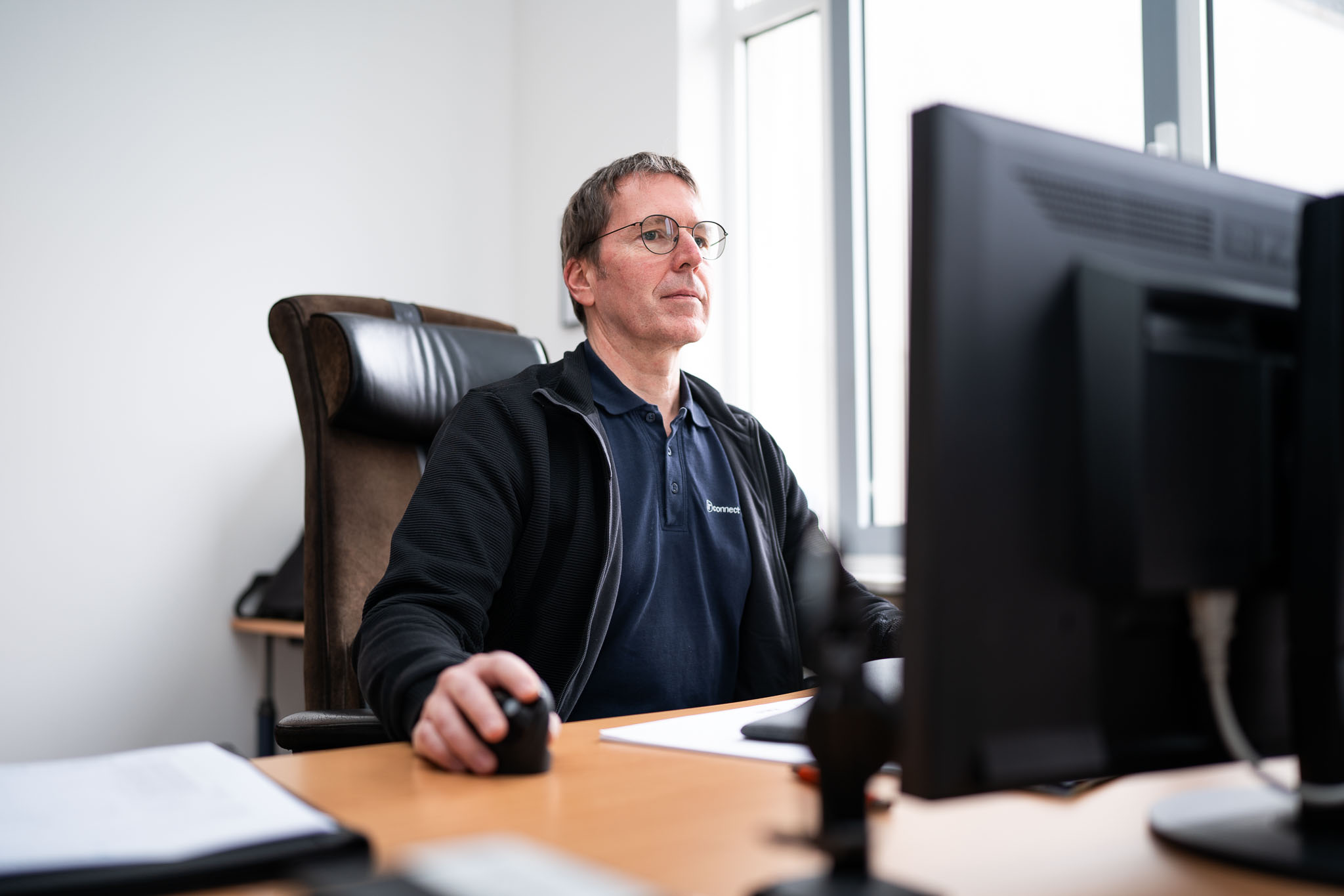IT-Techniker von connect IT-solutions richtet KI-Dokumentation ein