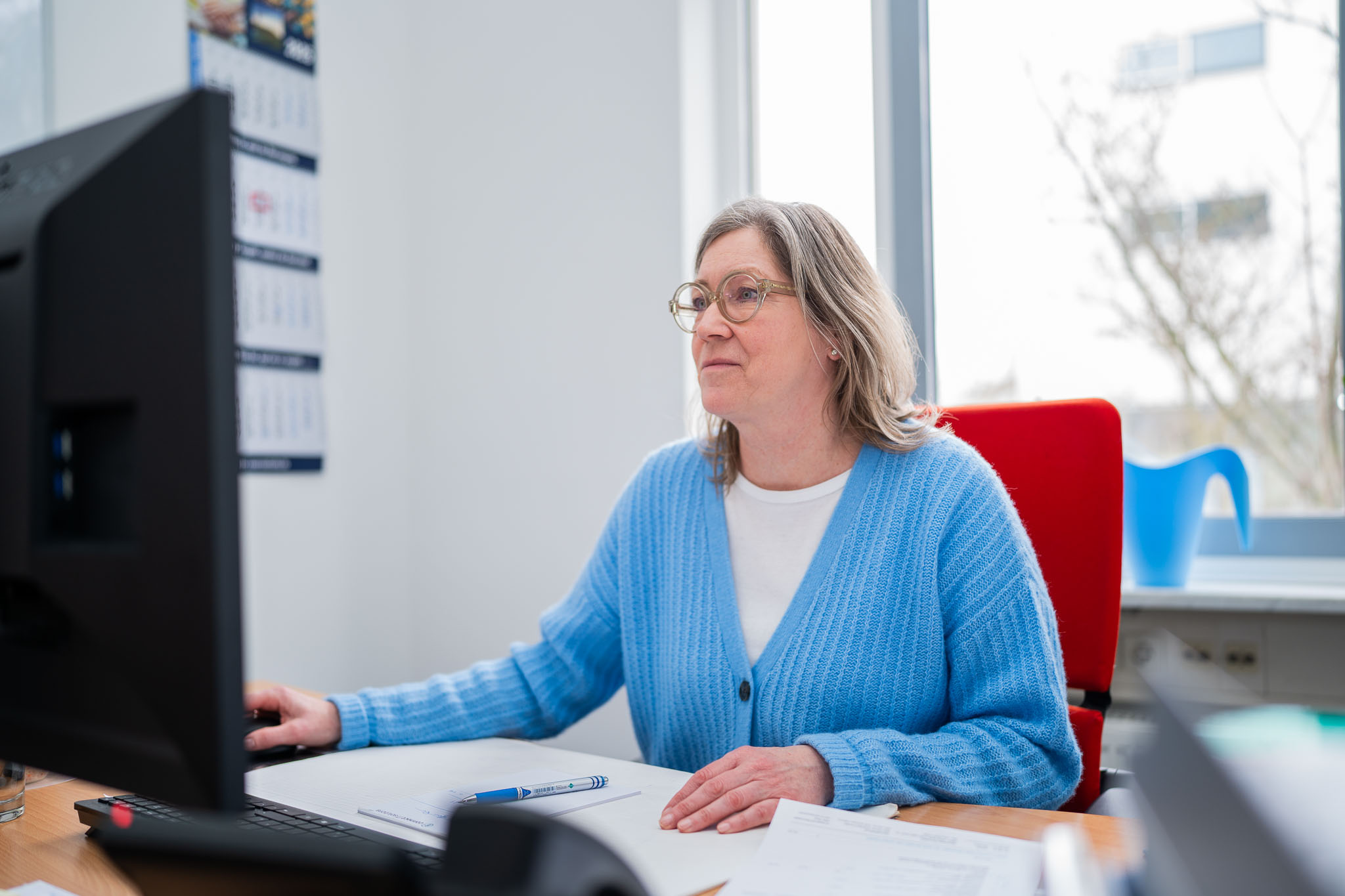 Mitarbeiterin von connect IT-solutions richtet Online-Terminvergabe ein