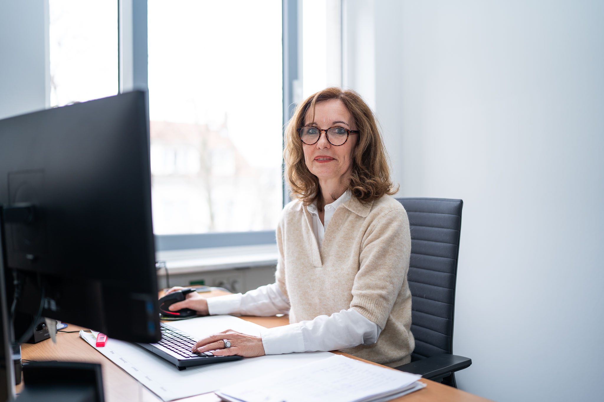 Mitarbeiterin von connect IT-solutions betreut Praxis-IT am Computer