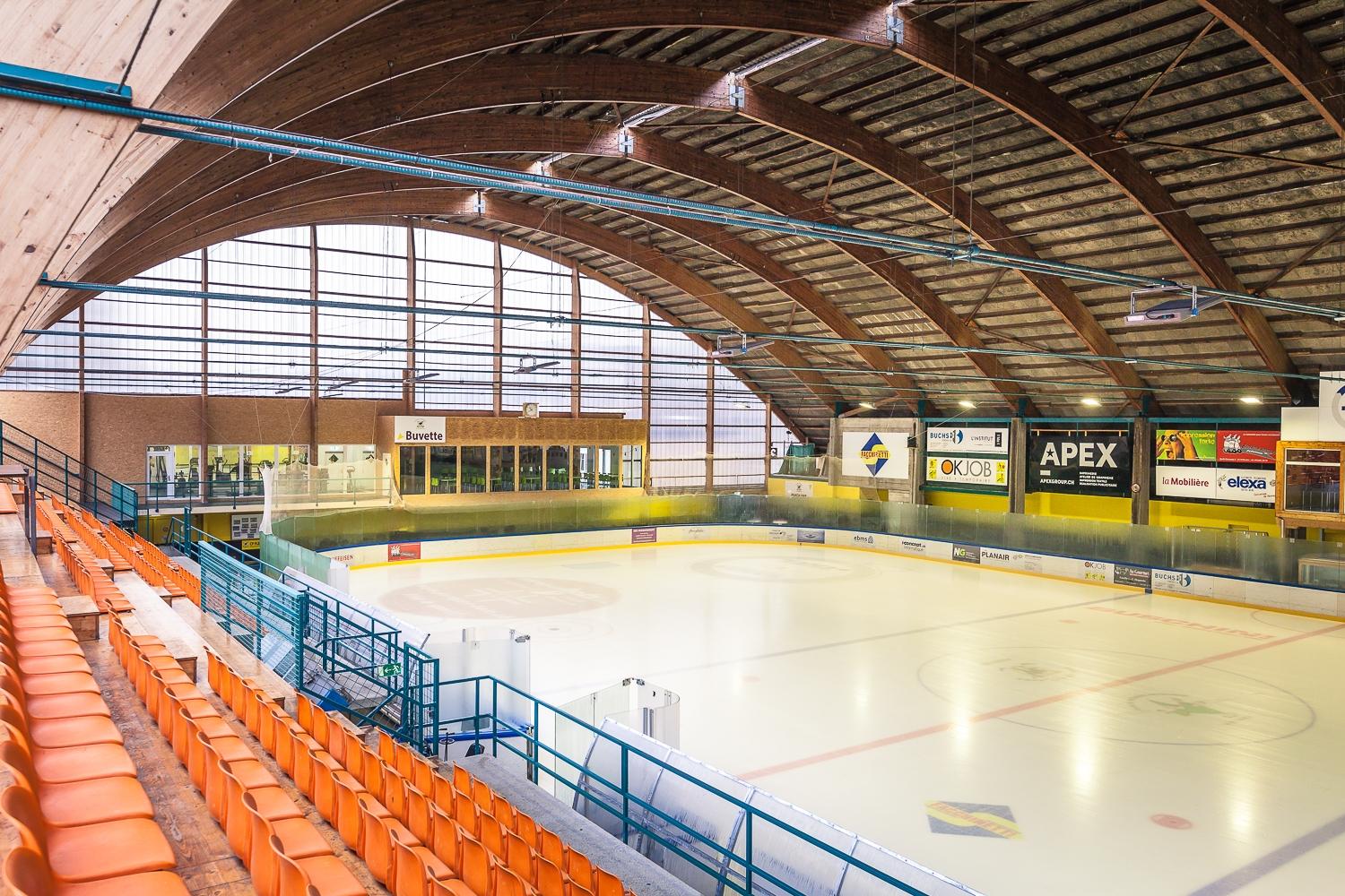 image of cycling community event (for a bicycle shop)