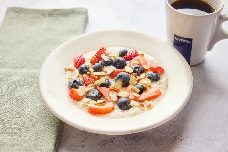 Slow-cooked oats topped with strawberries, blueberries, sliced almonds and organic agave.