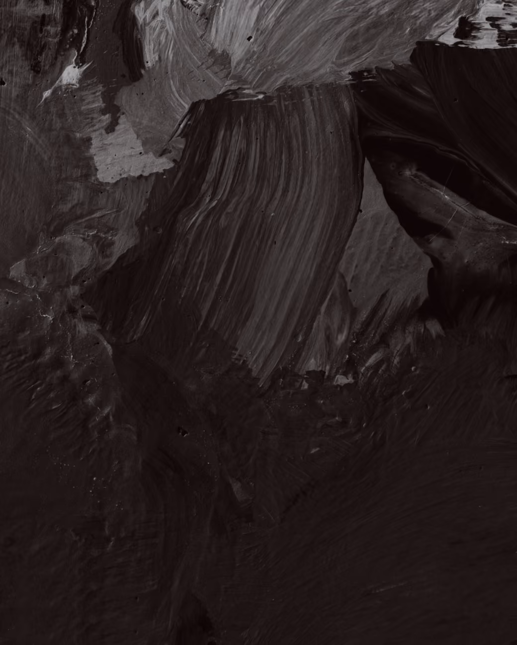Peinture acrylique noire avec des coups de pinceau visibles, créant des textures et des motifs abstraits en nuances sombres.