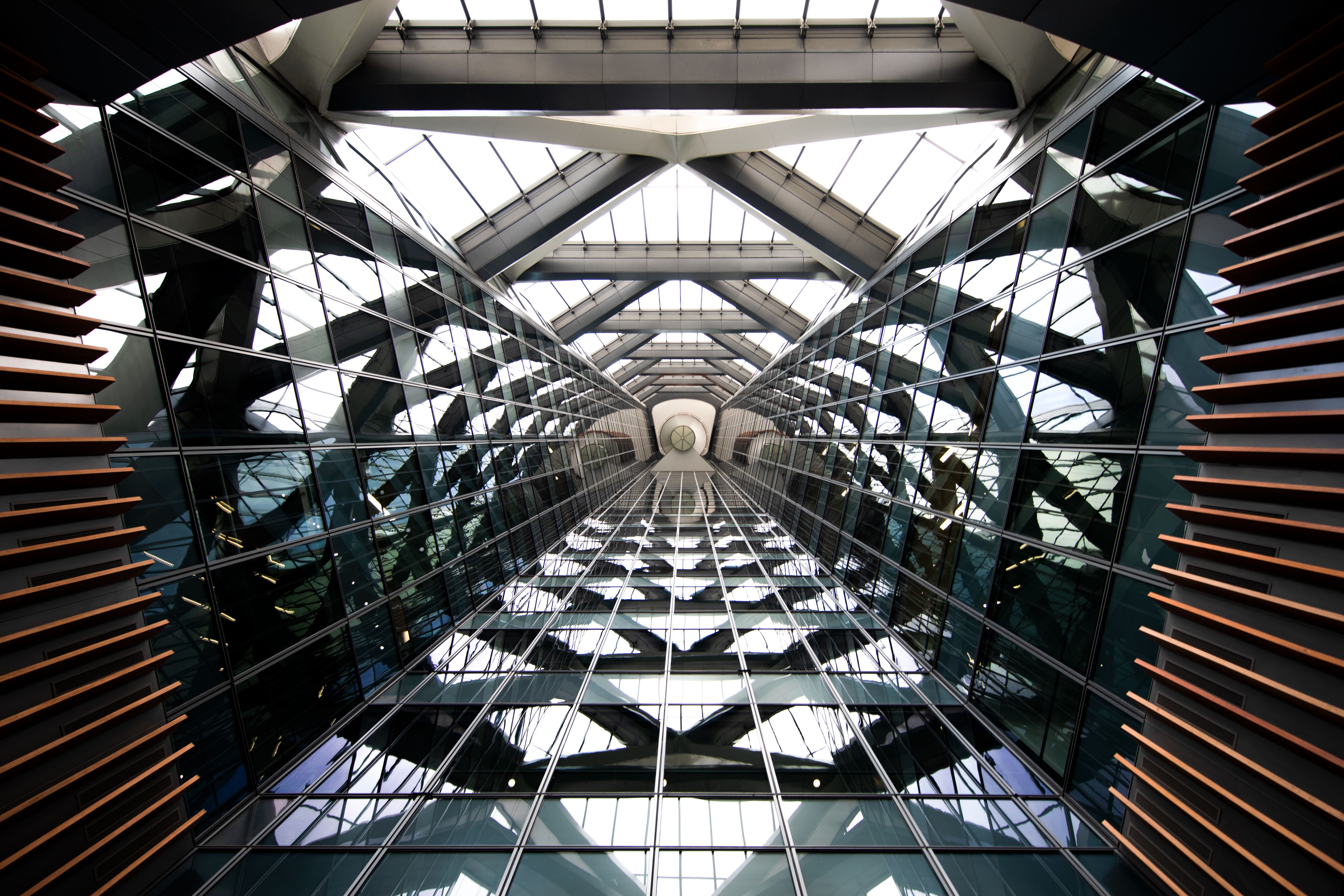 Structure de verre et d'acier vue en contre-plongée