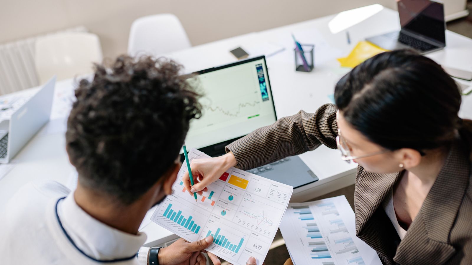 Deux entrepreneurs analysent des graphiques de marché pour choisir une niche e-commerce rentable