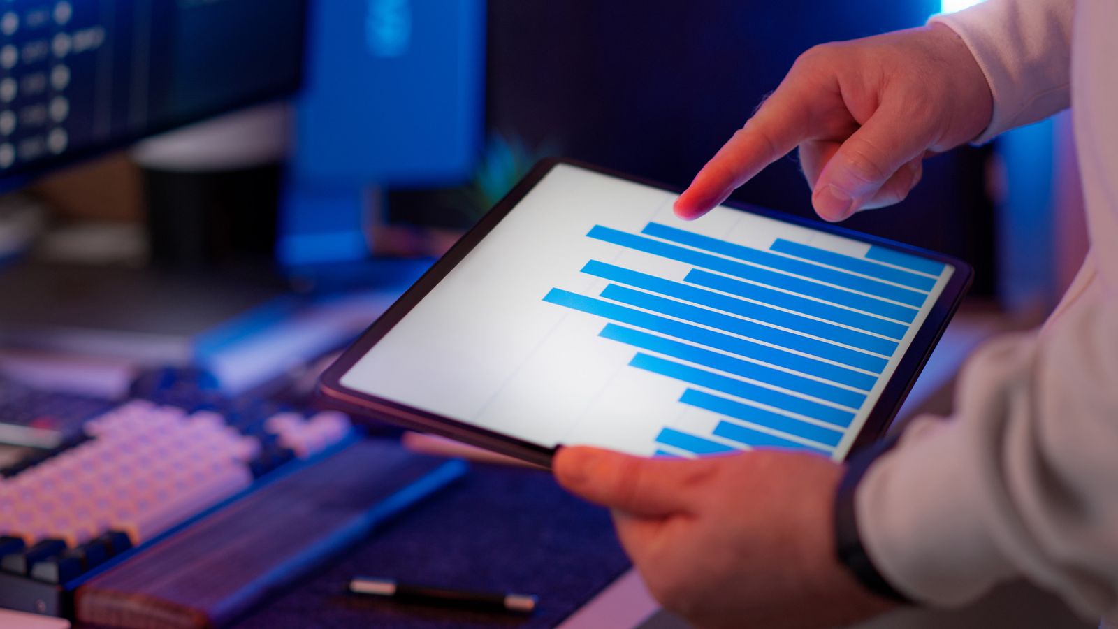 Media buyer qui analyse les premières performances de sa campagne Meta Ads sur tablette