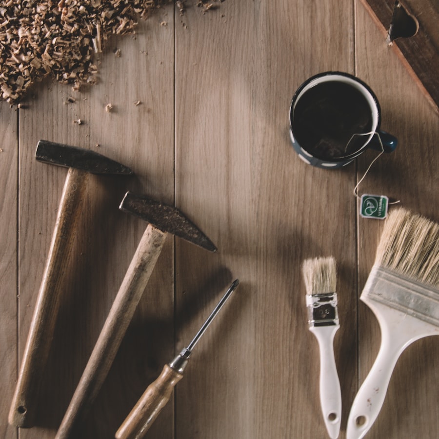 Outils d'artisan posés sur un plan de travail en bois
