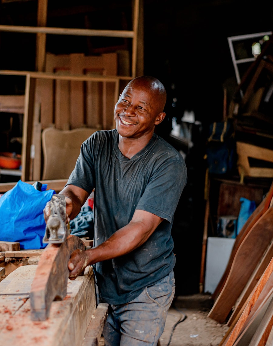 Menuisier souriant au travail dans son atelier