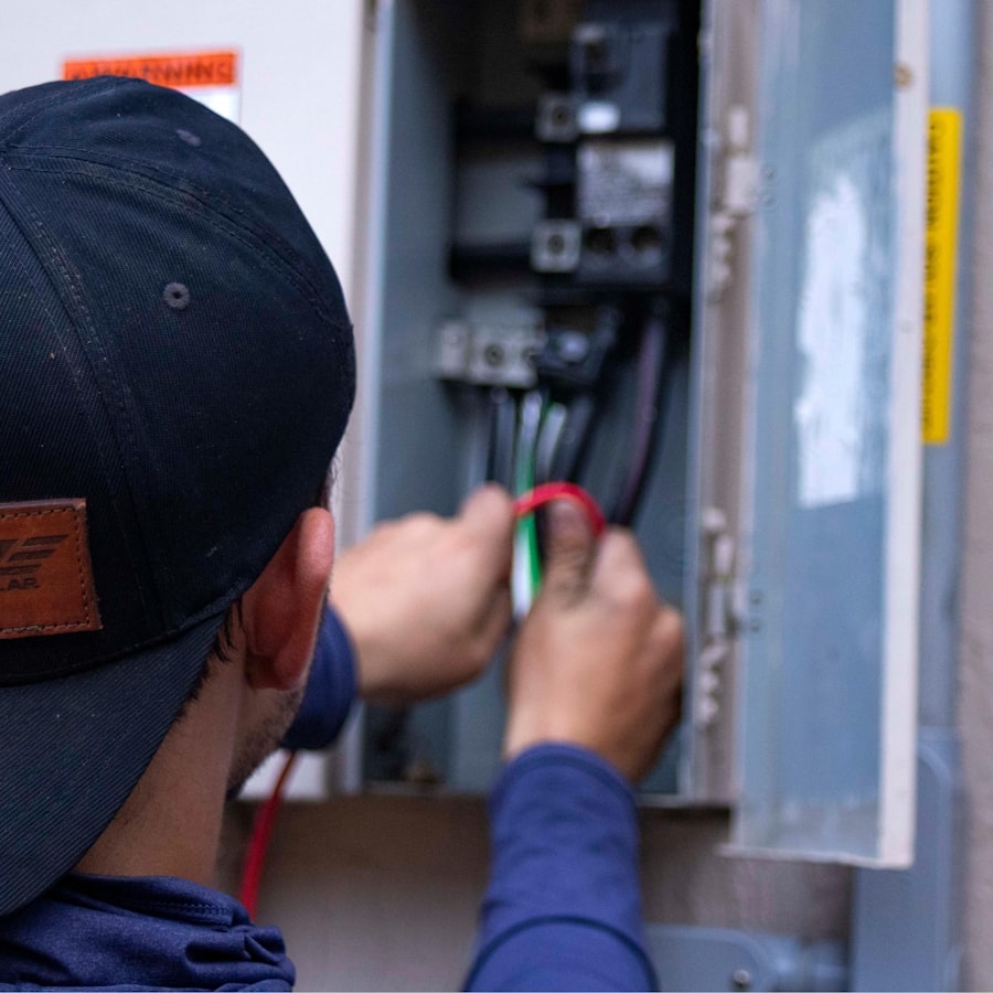 Électricien intervenant sur un tableau électrique