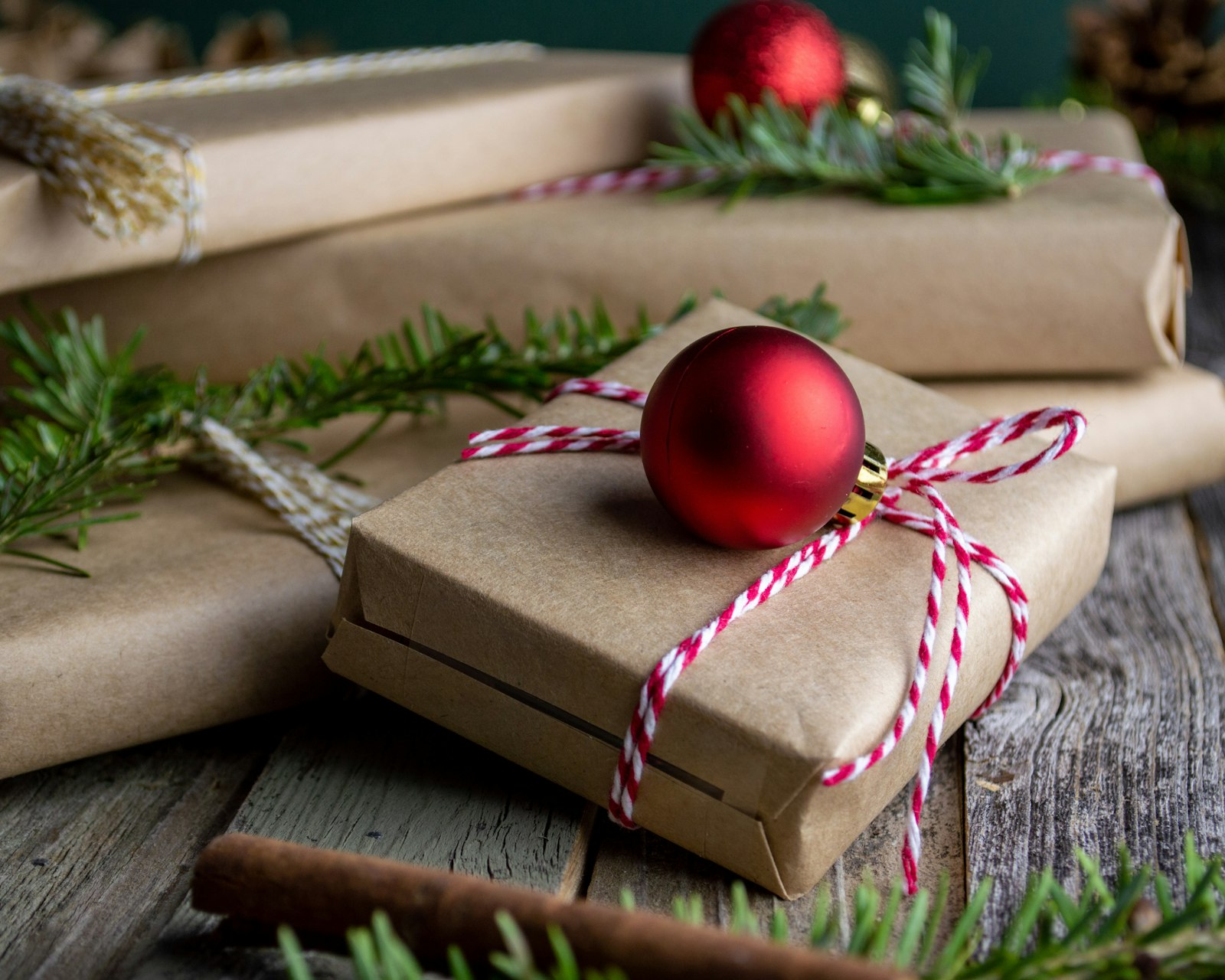 Colis cadeaux en papier kraft avec boule de Noël rouge, commandes e-commerce de fin d'année