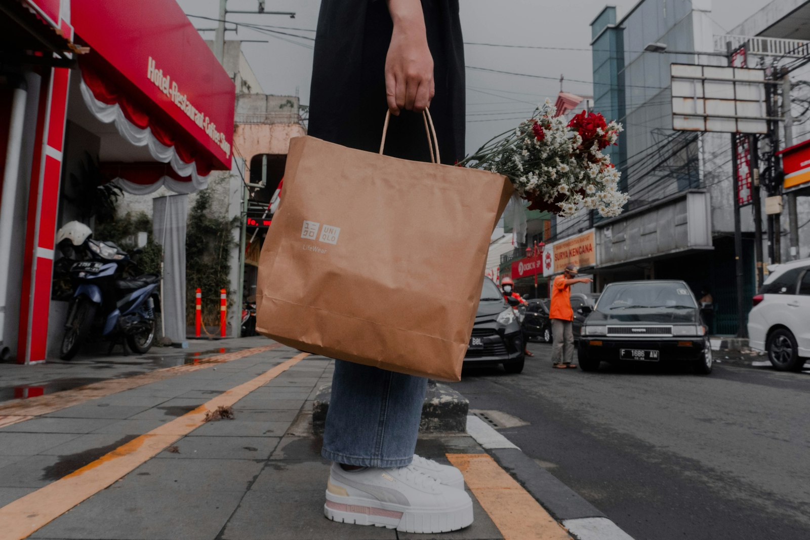 Cliente qui repart avec un sac de courses en ville, symbole de la valeur client (LTV) en e-commerce